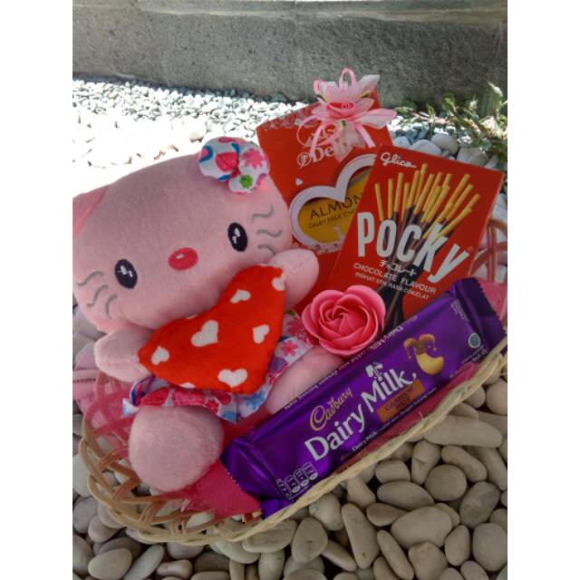 

Kado-Hadiah-Bucket-Bunga-Boneka-Coklat-Ultah-Valentine - Hello Kitty in Bucket