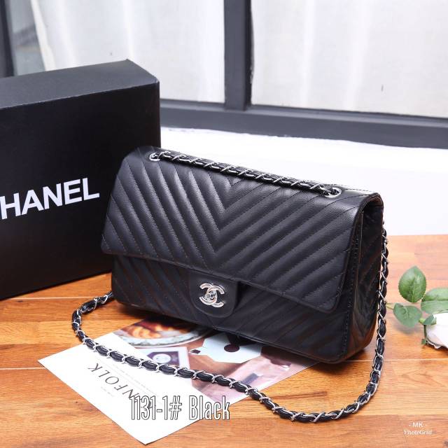 Chanel Yunishara Classic Bag🎈
Maxi V Model Silver HDW with BOX 👜

Code : 1131-1#