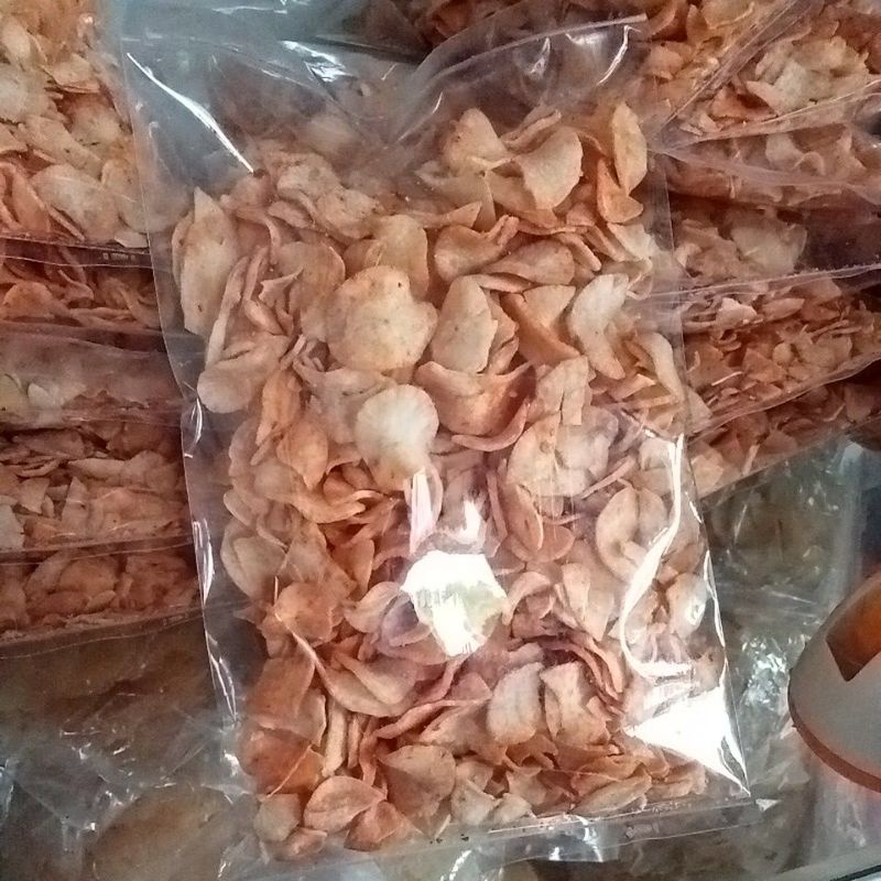 

keripik singkong madura pedas manis/jajanan/camilan/keripikpedas/keripiksingkongenak