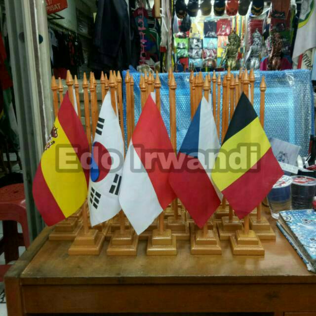 

Tiang Bendera Meja Kayu Kotak dan Bendera Negara Meja Berkualitas Ready Stock