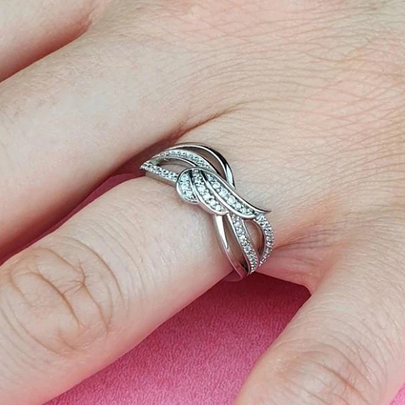 Cincin Bentuk Sayap Malaikat Aksen Berlian Imitasi Bahan Metal Untuk Wanita