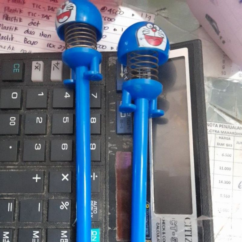 

PULPEN DORAEMON. PULPEN BUNGA GOYANG PEN MENTUL DORAEMON SPRING DOLL KEPALA GOYANG