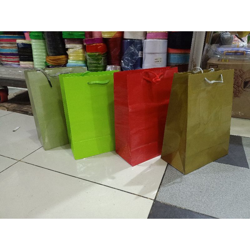 

paper bag warna glosy isi 12 pcs terlaris dan termurah