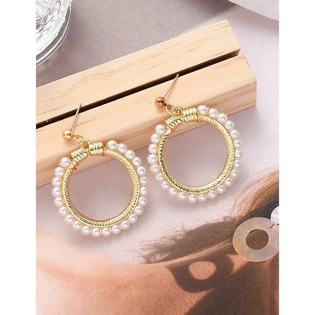 LRC Anting Tusuk Fashion Golden Pearl Circle Alloy Hollow Earrings K35093