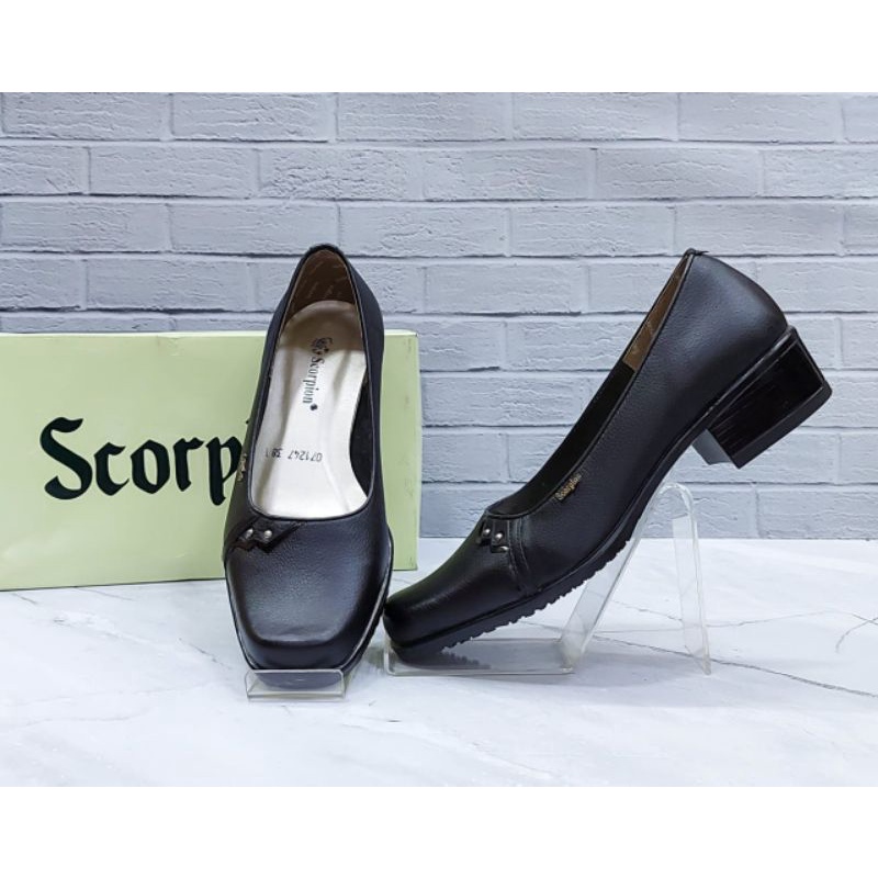 Sepatu scorpion