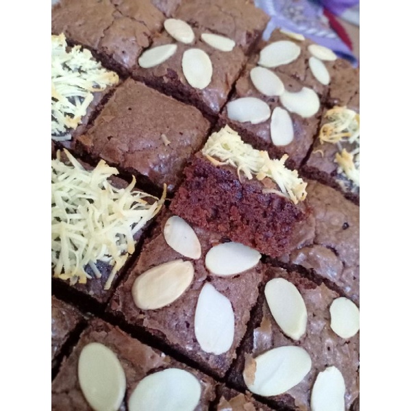 

Brownies Gemoy Ka'Widy 2 Topping