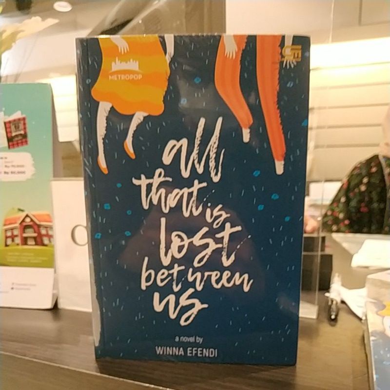 Novel all that is lost between us by winna efendi