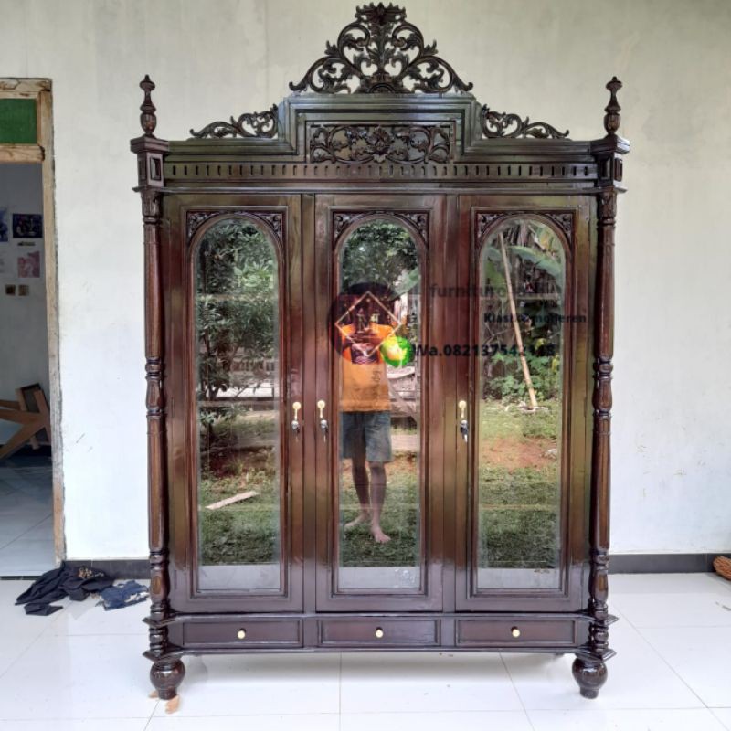 Lemari pajangan kristal pintu 3 lemari hiasan kayu jati