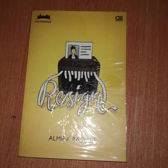 buku preloved "Resign" - Almira Bastari