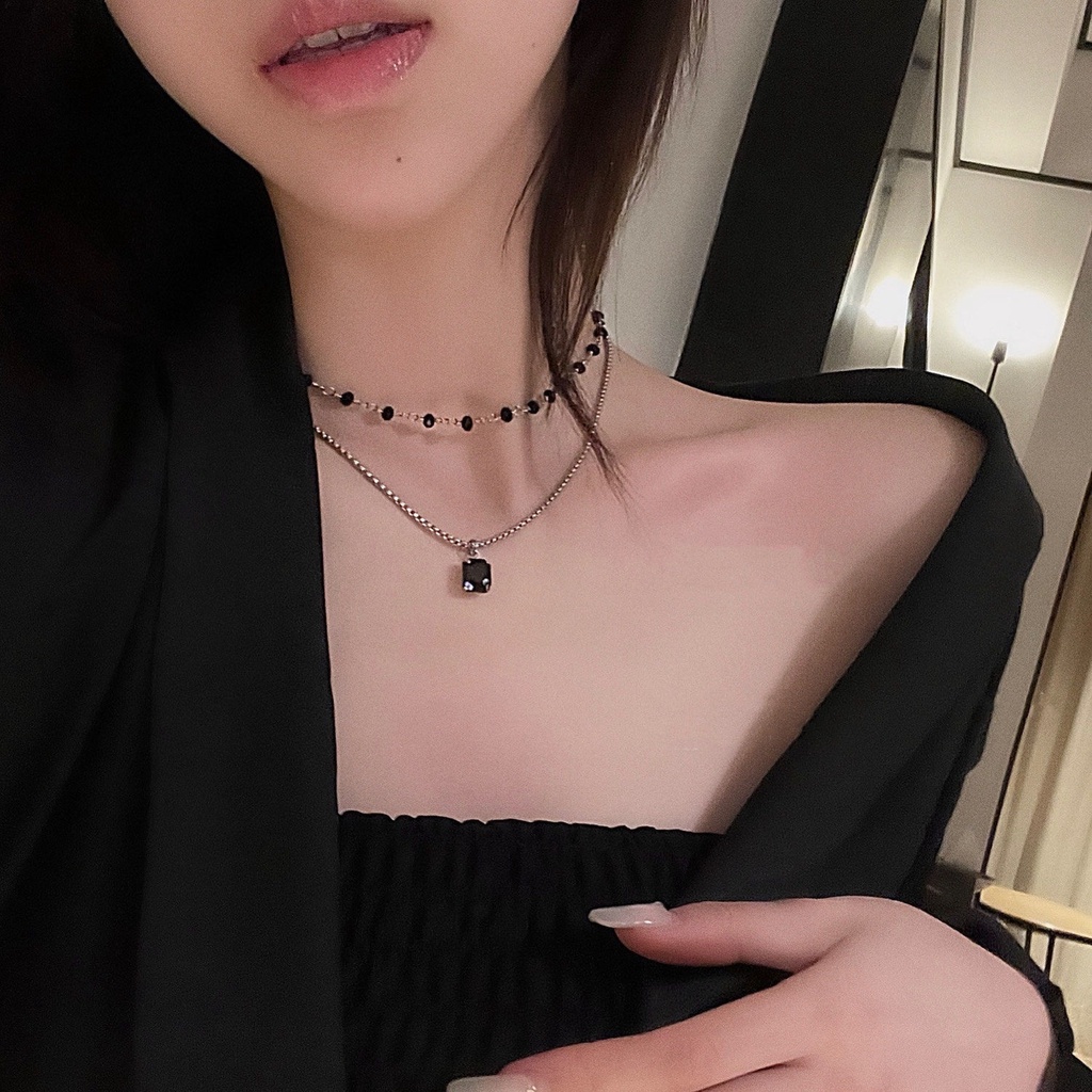 Kalung Musim Panas Model Double Layer Aksen Berlian Warna Hitam Untuk Wanita