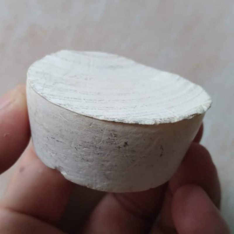 Benda Antik Kuno Tua Putih Tebal Tembus Cahaya Langka Temuan Galian Jatim - A