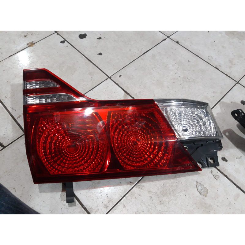 lampu bagasi kanan alphard 2006
