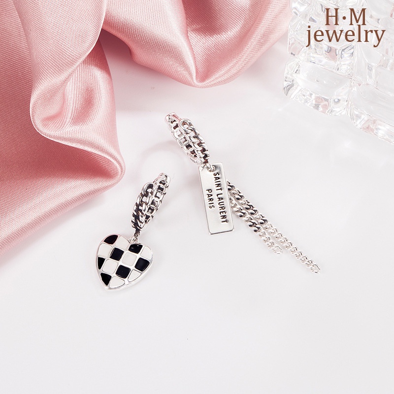Anting Klip Asimetris Desain Papan Catur Hati Gaya Retro Untuk Wanita