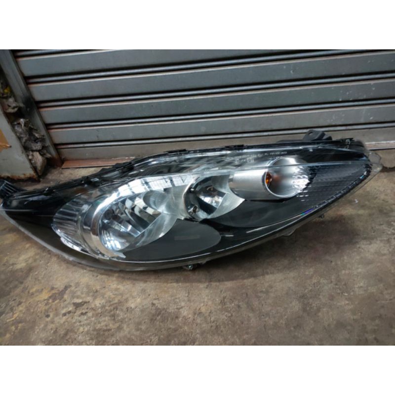 Headlamp ford fiesta