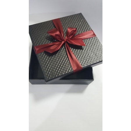 

Box,kotakkado,ukuran20x20x5 sudah termasuk pita