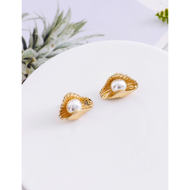 LRC Anting Tusuk Fashion Gold Scallop Pearl Stud Earrings F53435