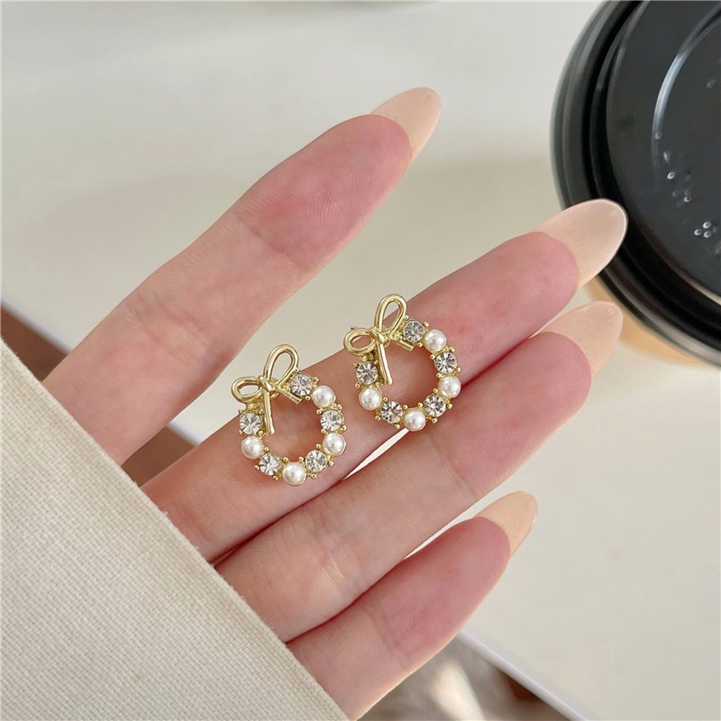 Anting Tusuk Gantung Desain Pita Hias Mutiaraberlian Gaya Trendy Untuk Wanita