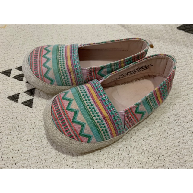 Sepatu anak perempuan