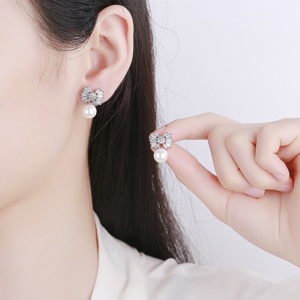 Anting Stud Bentuk Kupu-Kupu Aksen Mutiara Bahan Zirconium Untuk Wanita