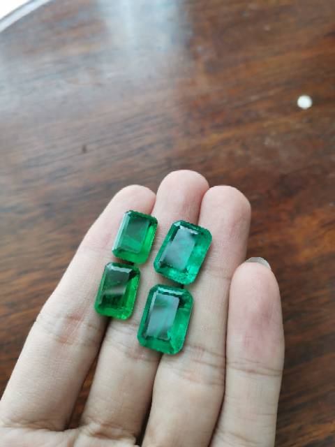 Zamrud Emerald Rusia Berserat Bluish Green Natural Crystal Mix Glass Doublet Gems