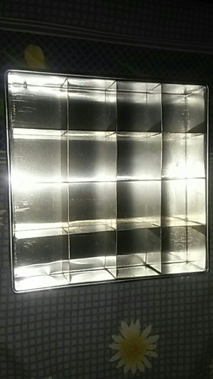 Loyang Bronis Sekat Uk 20x20x4 Isi 16kotak