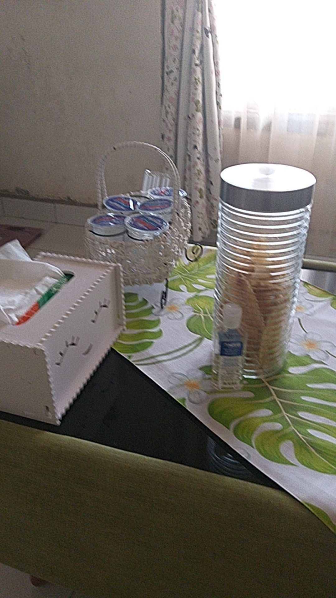 Tempat Akua Gelas Dari Rotan Isi 6 Cup - Tempat Air Mineral Bahan Rotan 6 Lubang - Tempat Aqua Mini