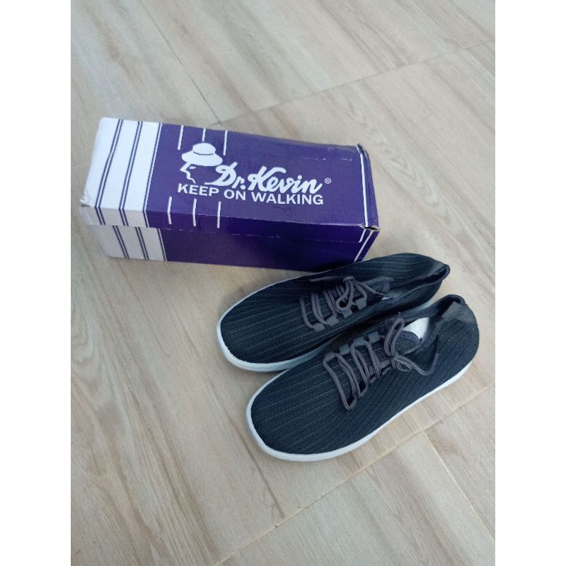 sepatu sneakers Dr.Kevin