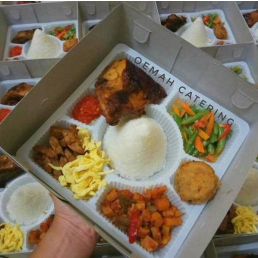 

1 Set Box Nasi Kotak + Mika Sekat 7 / Box Nasi ukuran 20x20 / Dus Nasi Kotak LPO-503