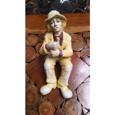 keramik hias meja/keramik holding clown/keramik badut/keramik karakter/guci antik/pajangan lucu