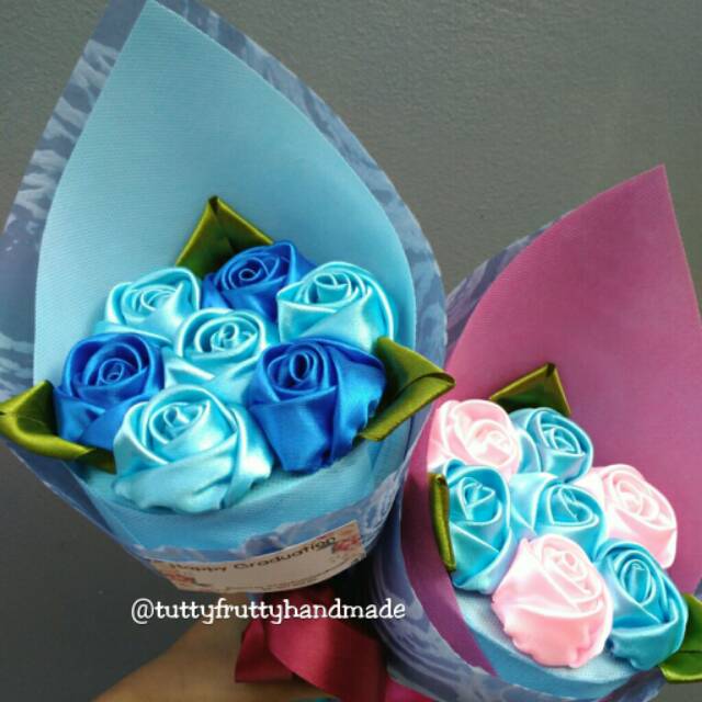 Buket bunga mawar dari pita satin hadiah wisuda size S