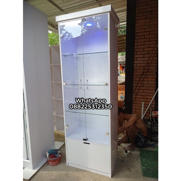 Almari kaca . almari display . almari tas . almari sepatu