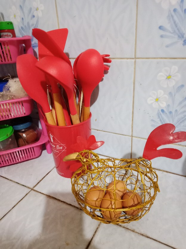 Free Ongkir J&t / Keranjang Telur / Tempat Telur Model Ayam Size L Hitam (untuk 7 - 8 Telur)