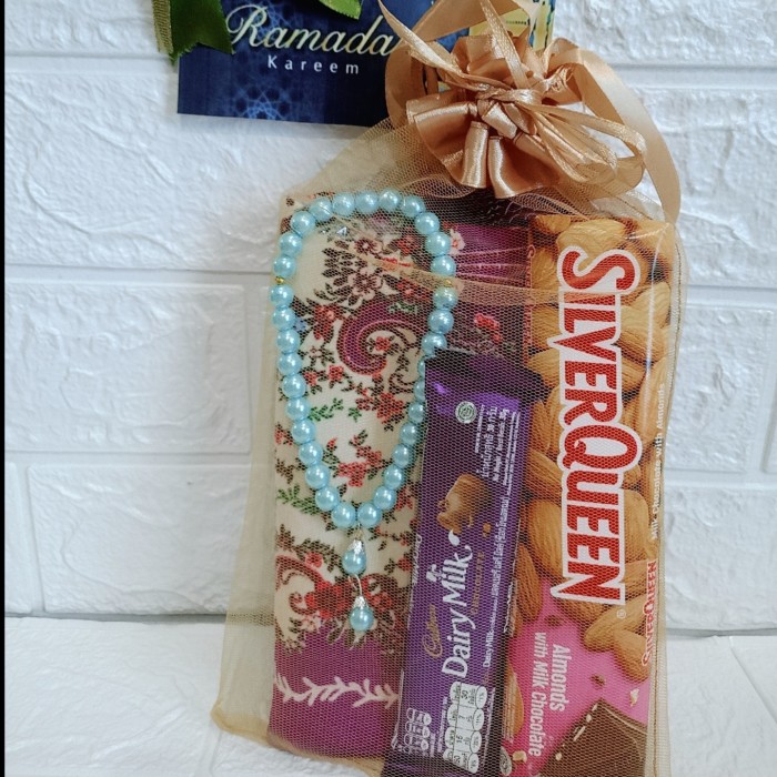 HAMPERS- SOUVENIR PARCEL LEBARAN SOUVENIR COKLAT SILVER QUEEN SAJADAH TASBIH