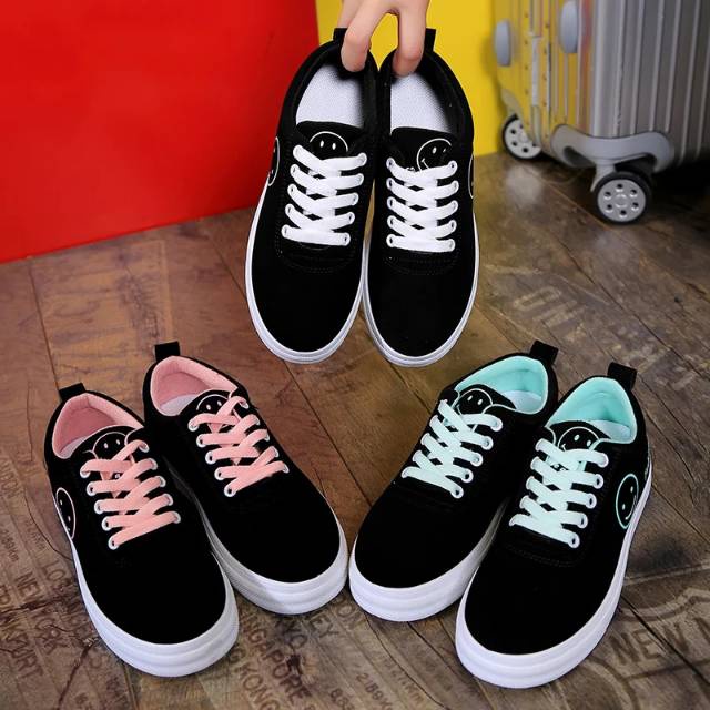 SEPATU SNEAKERS WANITA KEKINIAN / SEPATU WANITA MOTIF SMILE / SEPATU SEKOLAH REMAJA HITAM