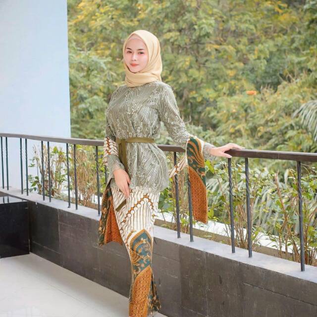 SET COUPLE BATIK MIKHA HIJAU(KEMEJA BATIK, ROK SPAN BATIK, DAN BLOUSE KEBAYA MIKHA ARMY)