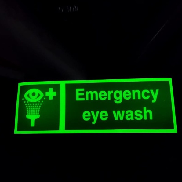 

Sticker Safety Sign EMERGENCY EYE WASH / Sign Label Keselamatan Kerja / Sticker Glow In The Dark Forfor Hijau / Sticker Safety Sign / Sticker Kapal Murah
