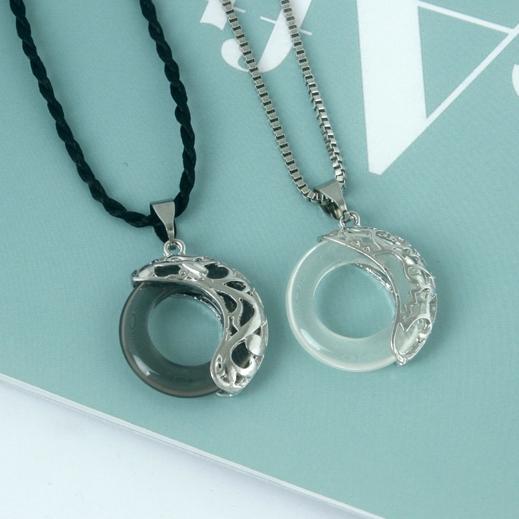 Pasangan kalung wanita liontin klavikula kreatif perhiasan pria gaya retro tanda cinta cinta hadiah