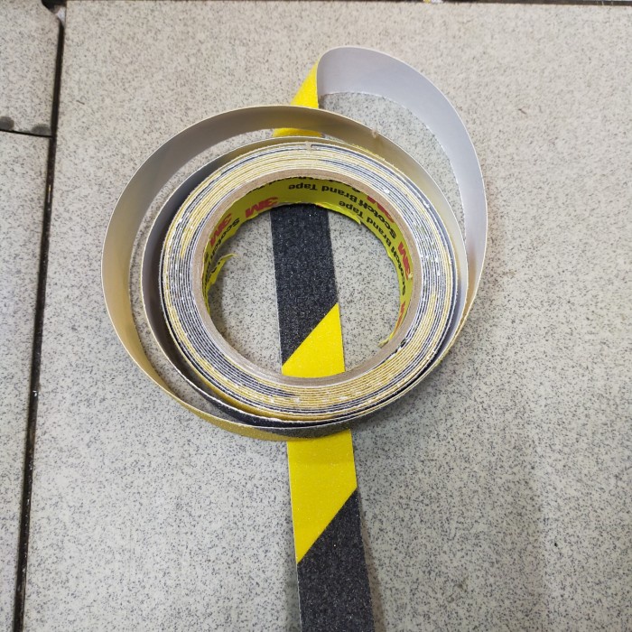 

Jual Safety Walk Anti Slip Hitam-Kuning Ukuran 1"Inchi X 1.Mtr Bagus