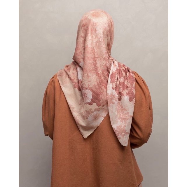 Ulos Scarf Wearing Klamby