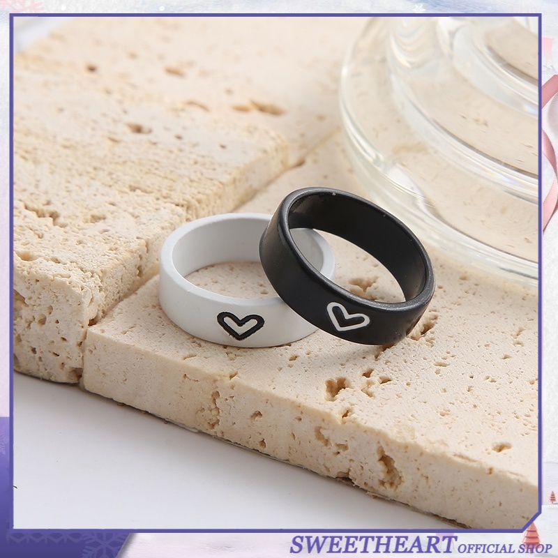 2pcs / Set Cincin Desain Hati Warna Hitam Dan Putih Gaya Korea Untuk Wanita