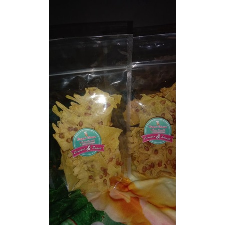 

Peyek kacang tanah