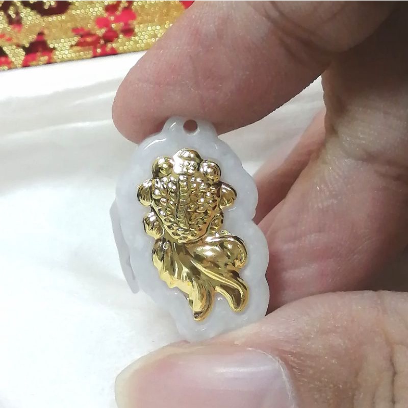 k0282 Liontin Giok Jadeite Ikan Mas Lapis Emas Bersertifikat Grade A