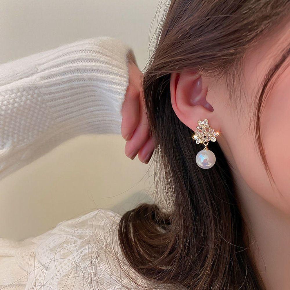 NEEDWAY Mermaid Pearl Earrings Wanita Kreatif Geometri French Pearl Stud Earrings Berlian Berlian Imitasi Anting Perempuan