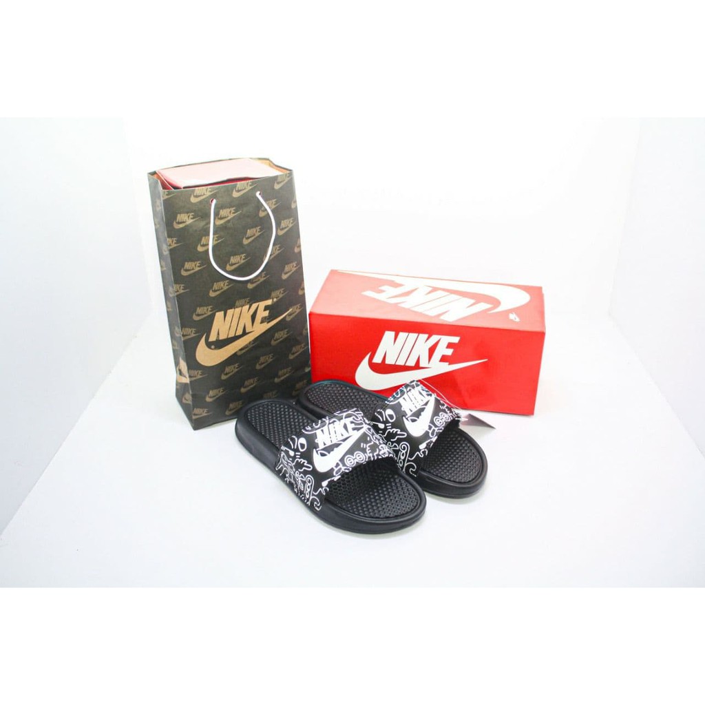 SANDAL SLOP NIKE BENASSI HITAM PUTIH DOODLE PRIA WANITA SLIDE SENDAL MURAH FLIP FLOP COWOK CEWEK