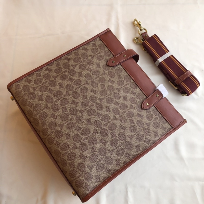 Coach Field Tote In Signature Canvas With Patches(C6846)