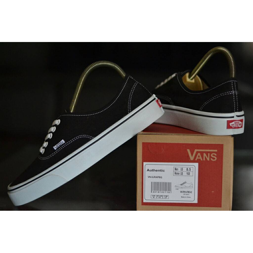 beda vans era dan authentic