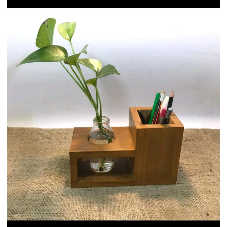 

kotak pensil dengan botol kaca kecil.