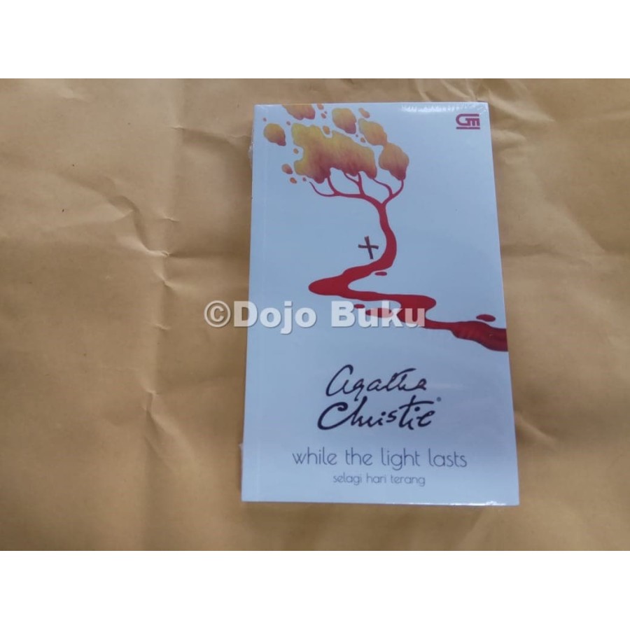 While The Light Lasts (Selagi Hari Terang) by Agatha Christie