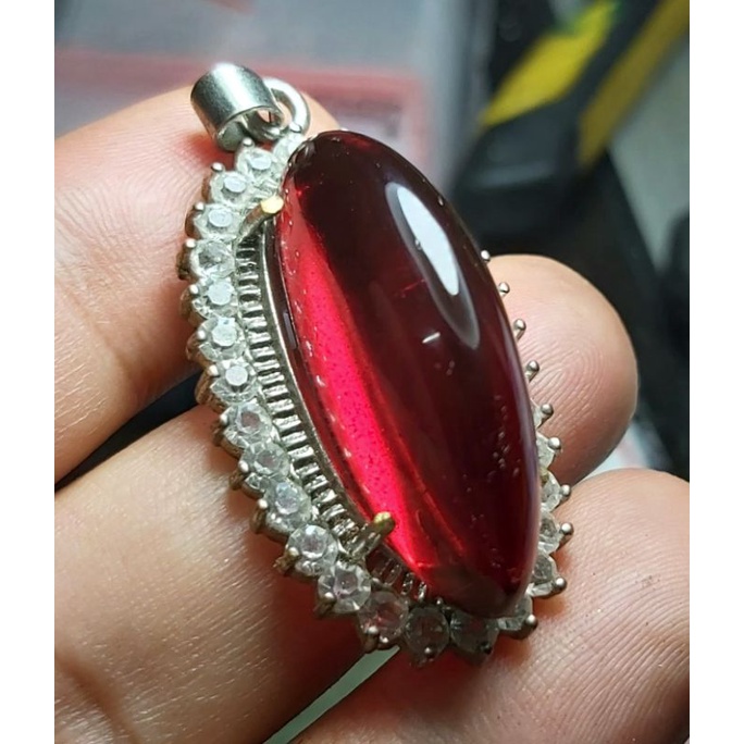Liontin Merah Siam