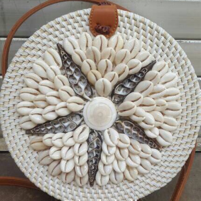 Tas Rotan Hias Kerang Putih Hitam 20cm
